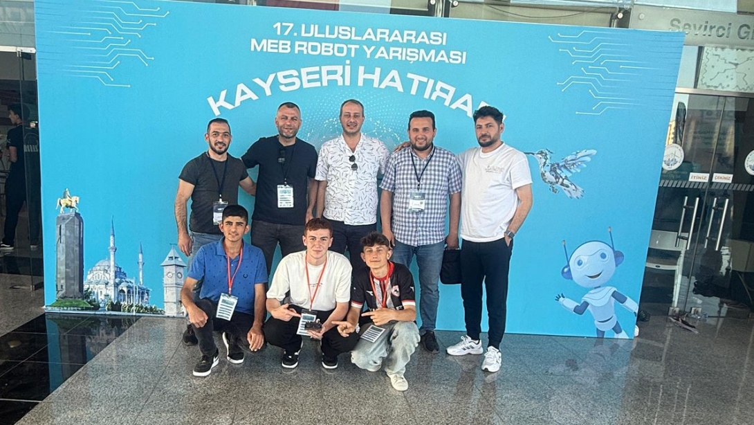 17. ULUSLARARASI MEB ROBOT YARIŞMASINDA İLÇEMİZ AYVACIK MESLEKİ VE TEKNİK ANADOLU LİSESİNDEN BÜYÜK BAŞARI